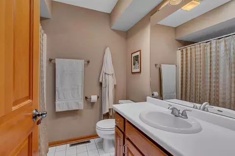 Bath - 4960 15th Ave SE, Saint Cloud, MN 56304 photo 2 of 3