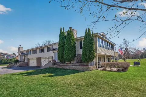 5207 Beachside Dr, Hopkins, MN 55343