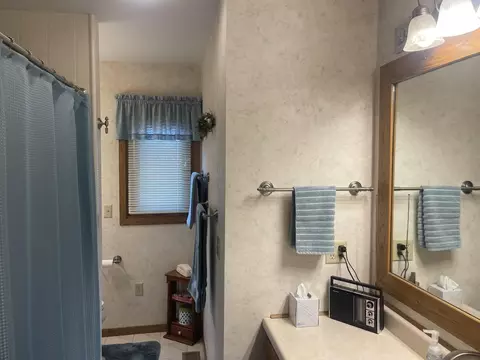 Bath - 207 E Hollett St, Tracy, MN 56175 photo 2 of 3