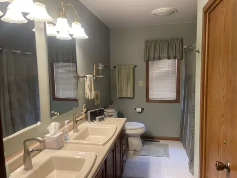 Bath - 207 E Hollett St, Tracy, MN 56175 photo 1 of 3