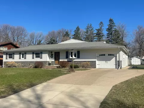 207 E Hollett St, Tracy, MN 56175