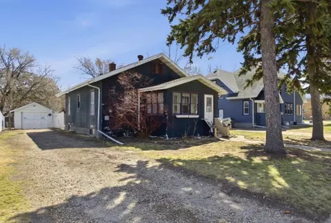 512 10th St N, Moorhead, MN 56560