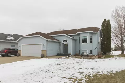 1727 37th Ave S, Fargo, ND 58104