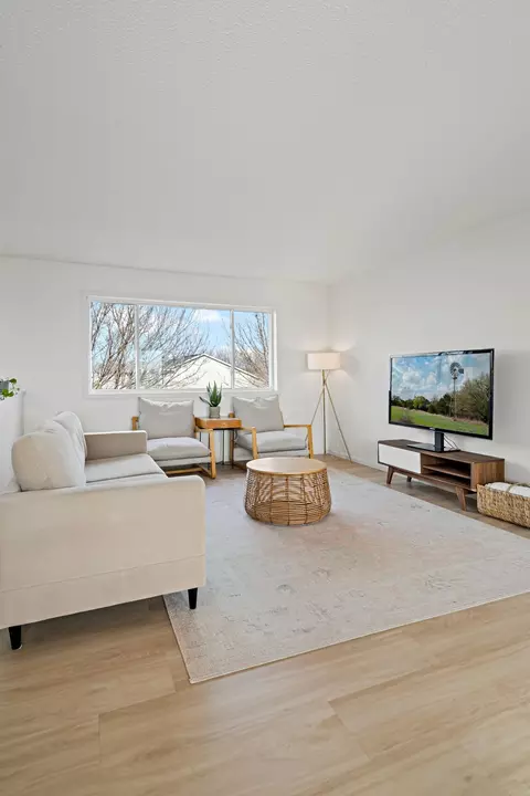 4372 Blakewood Dr, Shakopee, MN 55379