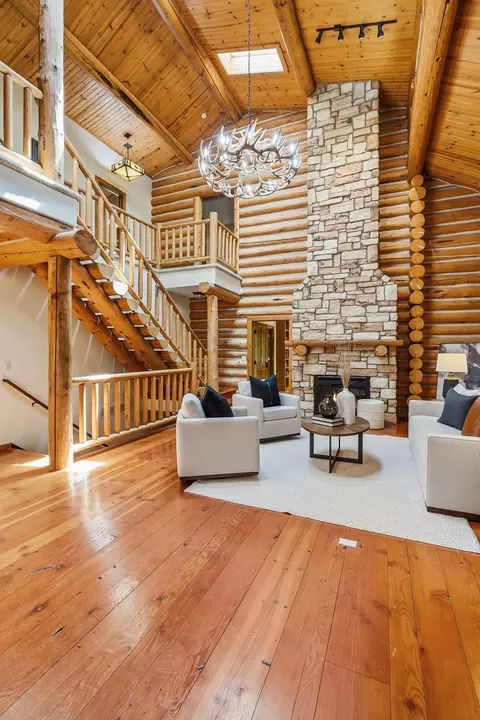 2050 Oakwood Rdg, Chanhassen, MN 55317