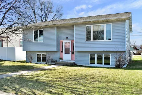 907 E 4th St, Winona, MN 55987