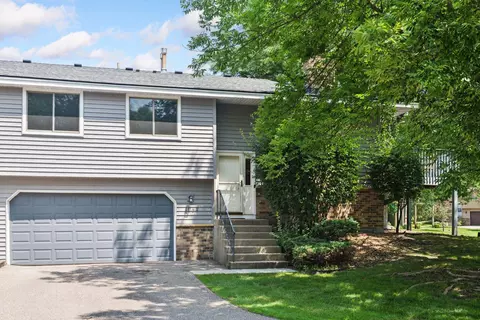1042 Pontiac Ln, Chanhassen, MN 55317