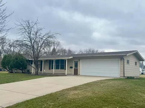 301 S 4th St, Olivia, MN 56277
