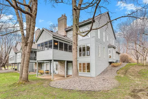 101 Wildwood Bay Dr, Mahtomedi, MN 55115