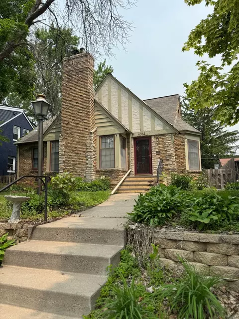 4064 Shoreline Dr, Robbinsdale, MN 55422