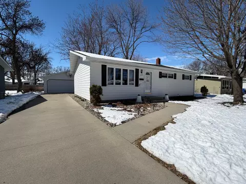 1809 15th St S, Fargo, ND 58103