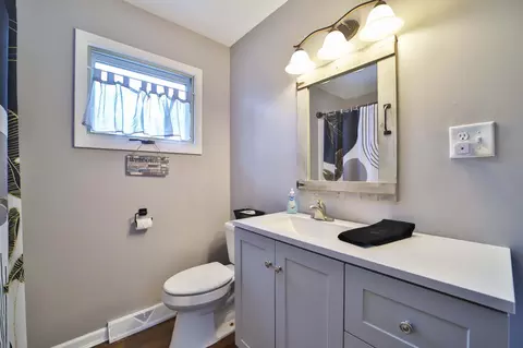 Bath - 1408 10th Ave NE, Brainerd, MN 56401 photo 2 of 3