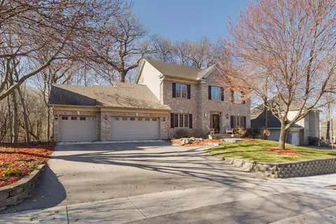 2140 Stone Creek Dr, Chanhassen, MN 55317