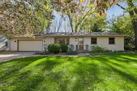 2966 Mildred Dr, Roseville, MN 55113