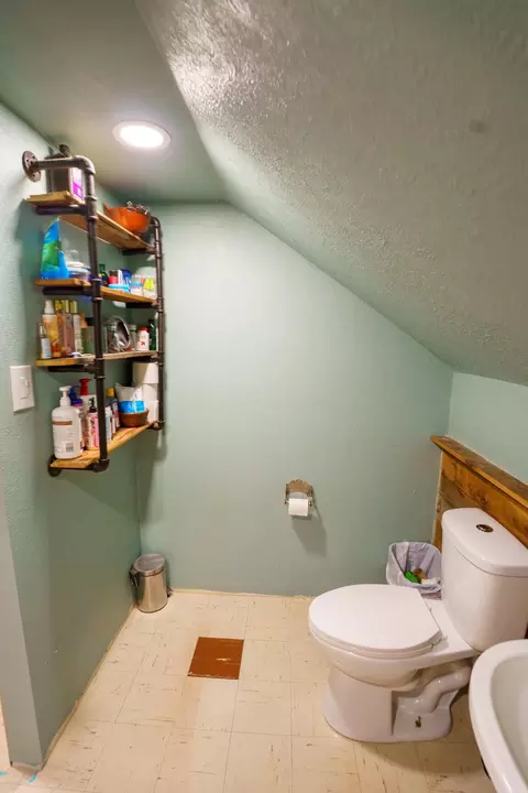 Bath - 614 8th Ave N, Saint Cloud, MN 56303 photo 6 of 7