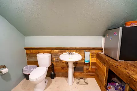 Bath - 614 8th Ave N, Saint Cloud, MN 56303 photo 5 of 7