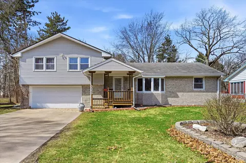 7850 Greenwood Dr, New Brighton, MN 55112
