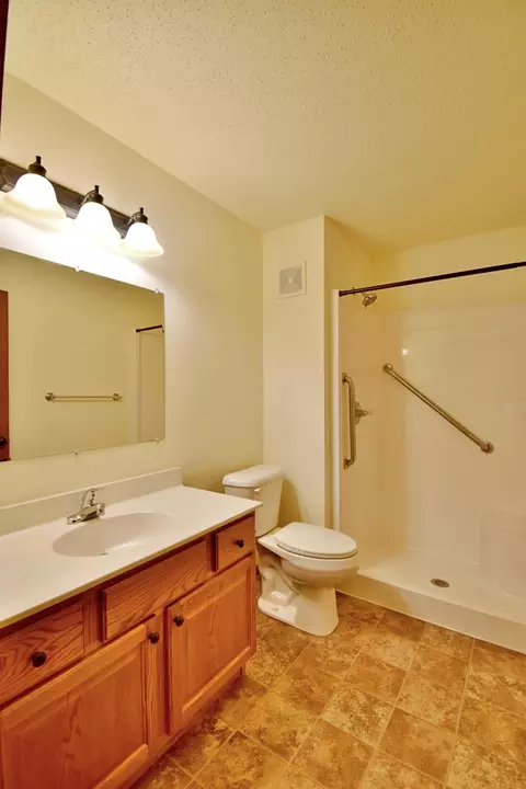 Bath - 2573 20th Ave SE, Saint Cloud, MN 56304 photo 1 of 3