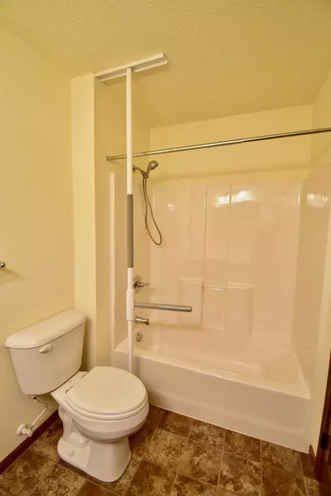 Bath - 2573 20th Ave SE, Saint Cloud, MN 56304 photo 3 of 3
