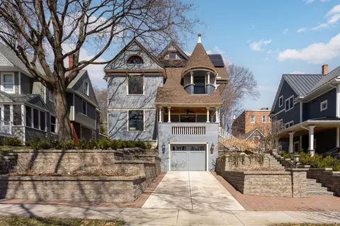 2219 Knapp St, Saint Paul, MN 55108