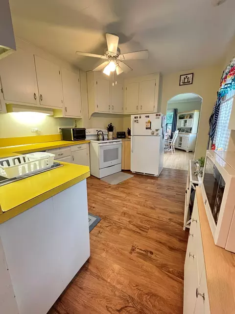 Kitchen - 605 E 10th St, Duluth, MN 55805 photo 1 of 2