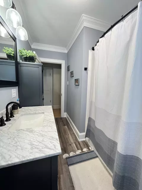 Bath - 605 E 10th St, Duluth, MN 55805 photo 3 of 3