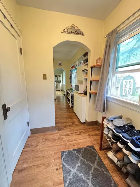 Entry Way - 605 E 10th St, Duluth, MN 55805 photo 2 of 2