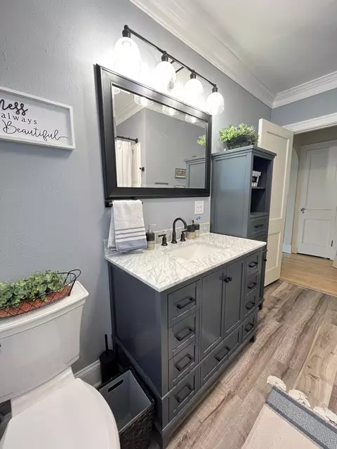 Bath - 605 E 10th St, Duluth, MN 55805 photo 2 of 3