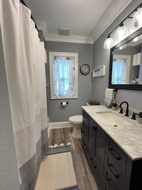Bath - 605 E 10th St, Duluth, MN 55805 photo 1 of 3