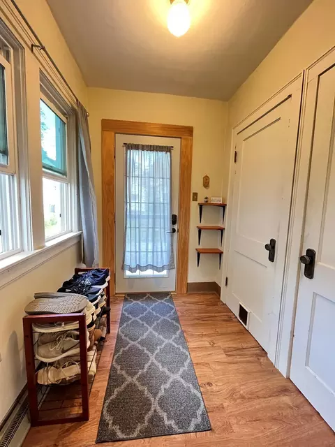 Entry Way - 605 E 10th St, Duluth, MN 55805 photo 1 of 2