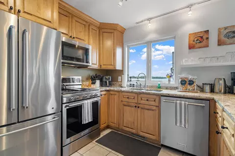 Kitchen - 1435 Pulaski Rd, Buffalo, MN 55313 photo 2 of 3