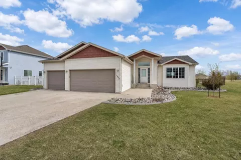 1557 Johnson Dr S, Moorhead, MN 56560