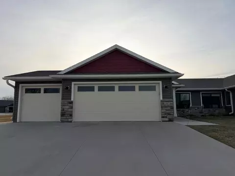 147 Highland Cir, Zumbrota, MN 55992
