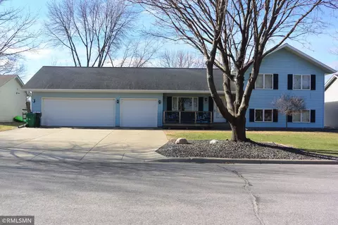 610 1st St E, Glencoe, MN 55336
