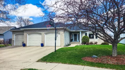 4041 S Rivershore Dr, Moorhead, MN 56560