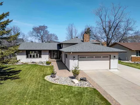 116 35th Ave NE, Fargo, ND 58102