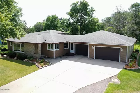 404 S Clayborn Ave, Parkers Prairie, MN 56361
