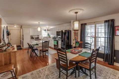 Dining - 5152 Camden Rd, Baxter, MN 56425 photo 2 of 3