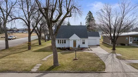 301 S Oak St, Hendricks, MN 56136