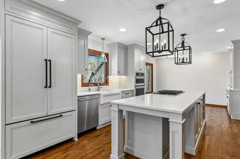 151 Choctaw Cir, Chanhassen, MN 55317