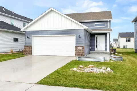 7373 17th St S, Fargo, ND 58104