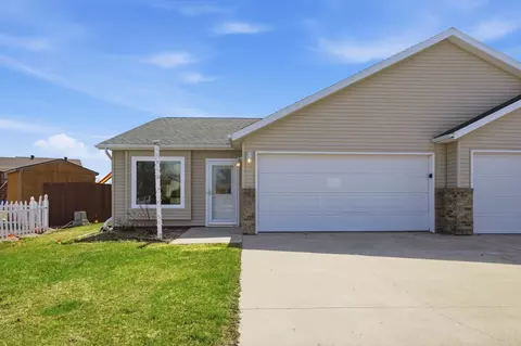 3413 38th St S, Moorhead, MN 56560