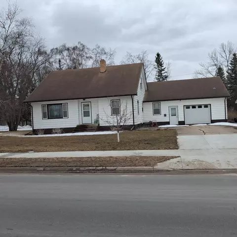 912 3rd St NE, Roseau, MN 56751