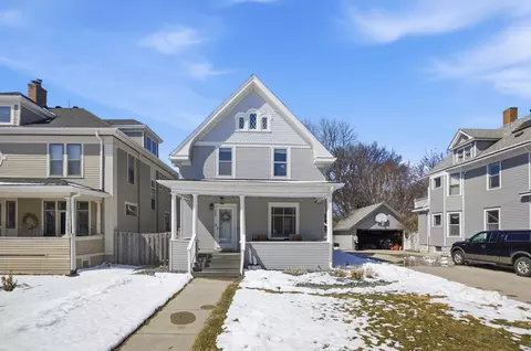 429 7th St S, Moorhead, MN 56560