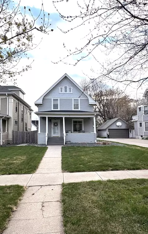 429 7th St S, Moorhead, MN 56560