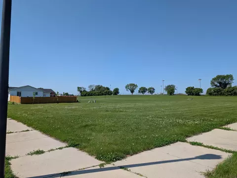 414 Berlin Cir, Marshall, MN 56258 photo 3