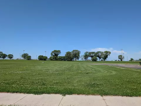 414 Berlin Cir, Marshall, MN 56258 photo 2
