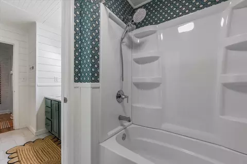 Bath - 154 E Buffalo St, Duluth, MN 55811 photo 2 of 3