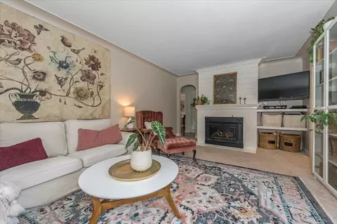 Living - 154 E Buffalo St, Duluth, MN 55811 photo 2 of 5
