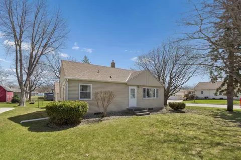 705 Ash St NE, Hutchinson, MN 55350